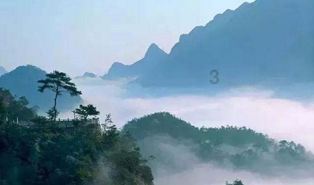 西装外套搭牛仔裤时比较经典的穿搭方法，在配色上应该如何选择？游戏画面