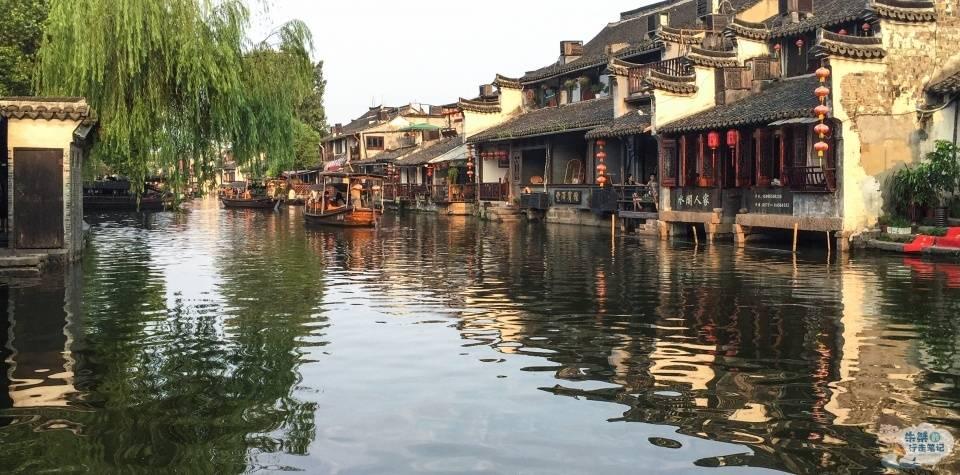 空间站建在月球上当然要比飘在空中好多了，为什么不直接建在月球？游戏画面